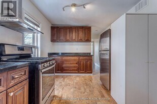 2976 Lake Shore Blvd W in Toronto, ON - Building Photo