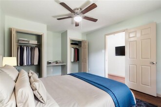 5402 Sheraton Oaks Dr in Houston, TX - Building Photo - Building Photo