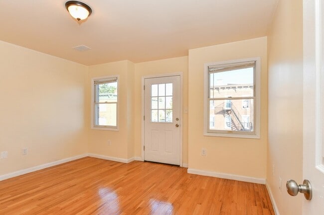 499 Ocean Ave, Unit 2 in Jersey City, NJ - Building Photo - Building Photo