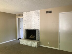1322 Topaz Way in Sacramento, CA - Building Photo - Building Photo