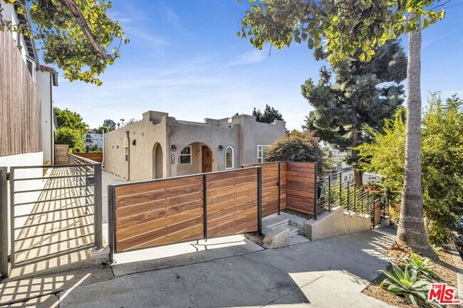 1660 Micheltorena St in Los Angeles, CA - Building Photo - Building Photo