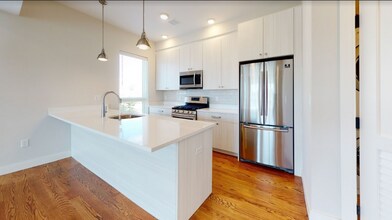 10 Everett Sq, Unit 503 in Boston, MA - Foto de edificio - Building Photo