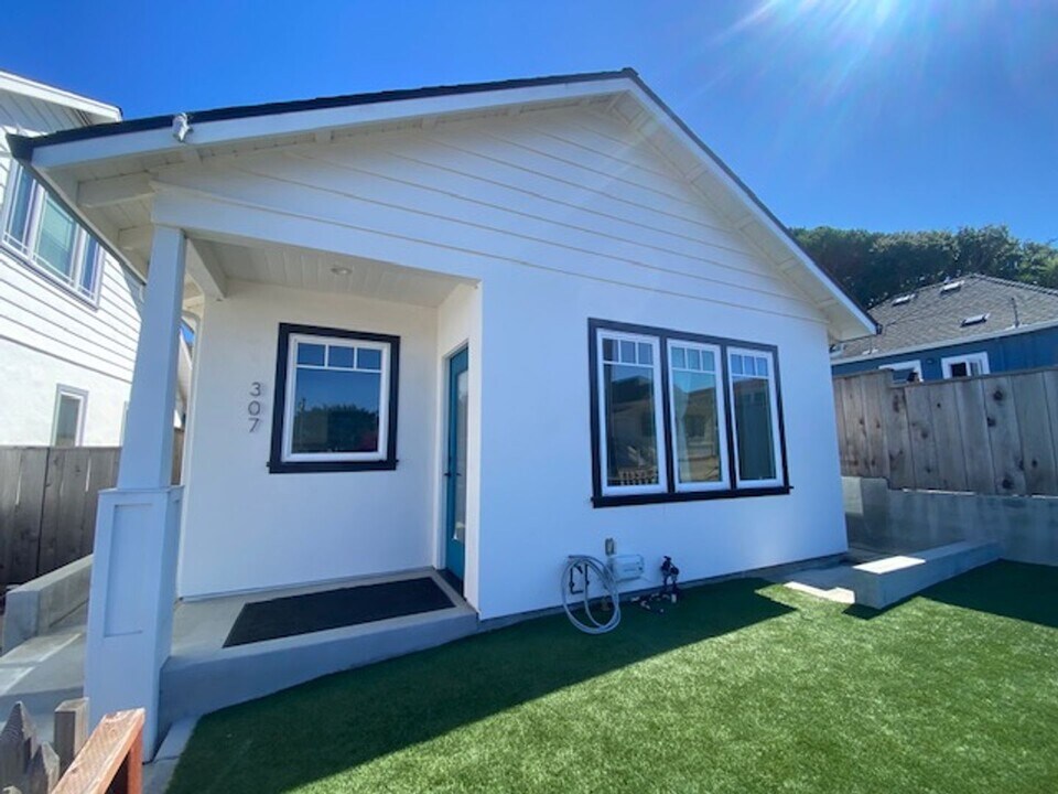 307 Carmel Ave in Pacific Grove, CA - Building Photo
