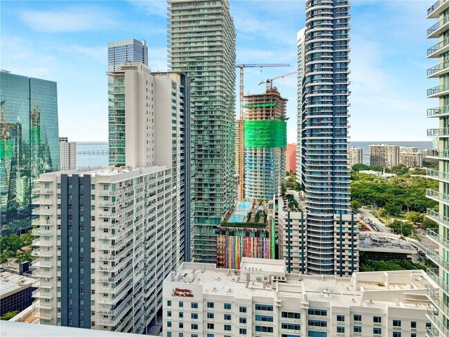 1111 SW 1st Ave in Miami, FL - Building Photo - Building Photo