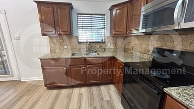 807 Cavalier Dr in Arlington, TX - Building Photo - Building Photo