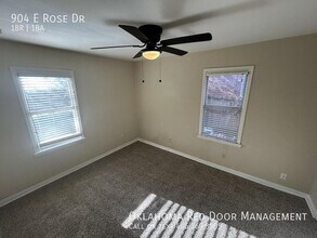 904 E Rose Dr in Midwest City, OK - Building Photo - Building Photo