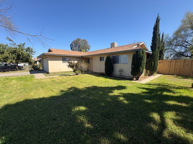 564 N Dwight Ave in Farmersville, CA - Building Photo - Building Photo