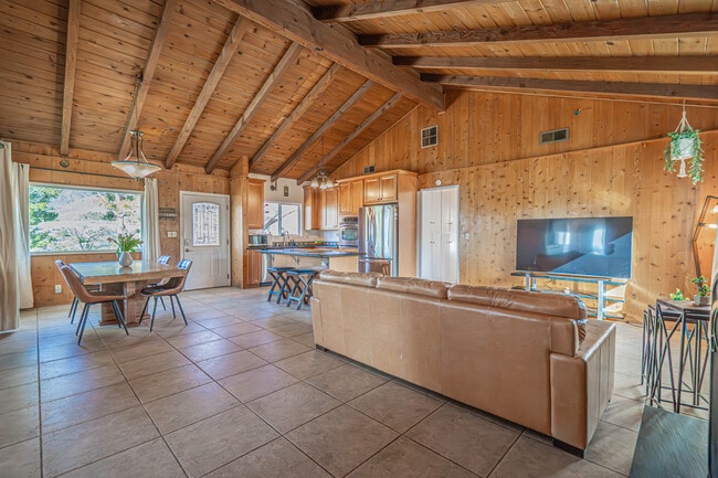 35315 Glenwall St in Agua Dulce, CA - Building Photo - Building Photo