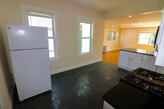 2572 Massachusetts Ave, Unit 2 in Cambridge, MA - Building Photo - Building Photo