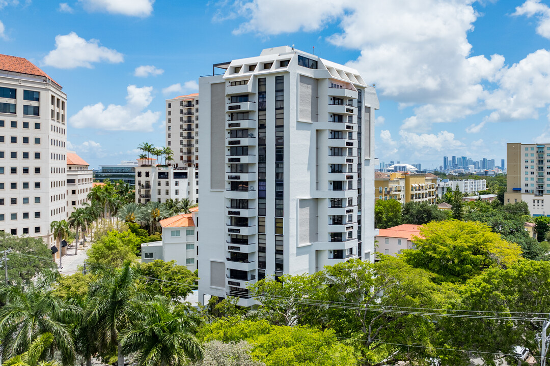 911 E Ponce de Leon Blvd in Coral Gables, FL - Foto de edificio