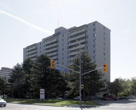 1840 Bloor St in Mississauga, ON - Building Photo - Building Photo