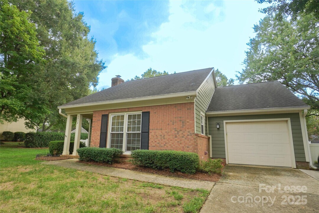 2434 Dryden Ln in Charlotte, NC - Building Photo