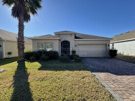 215 Lakeshore Dr in Davenport, FL - Building Photo