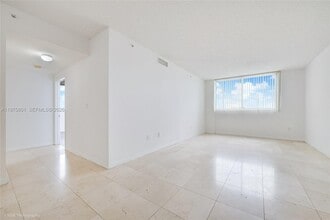 5099 NW 7th St in Miami, FL - Building Photo - Building Photo