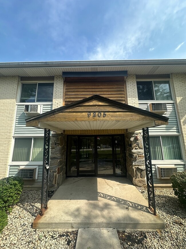 9205 Potter Rd, Unit 1a in Des Plaines, IL - Building Photo - Building Photo
