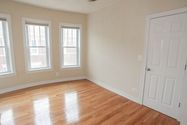 2010 W Foster Ave, Unit 5208-3 in Chicago, IL - Foto de edificio - Building Photo