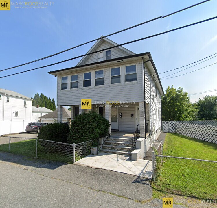 58 Buzzells Ln in Medford, MA - Foto de edificio