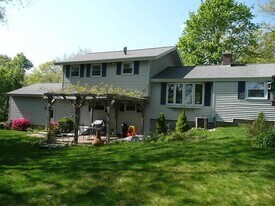 1 Cayuga Dr in Hudson, MA - Building Photo