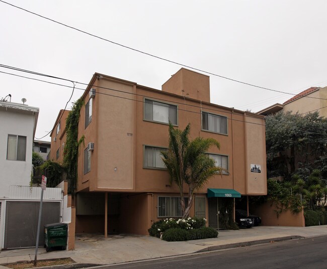 11865 Rochester Ave in Los Angeles, CA - Foto de edificio - Building Photo