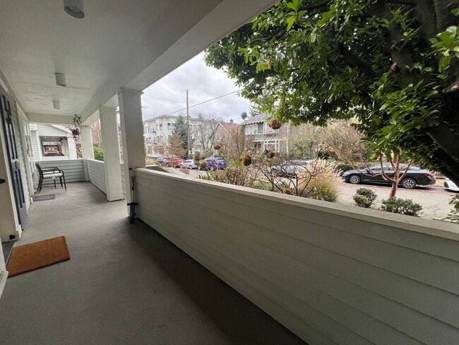 414 Malden Ave E in Seattle, WA - Building Photo - Building Photo