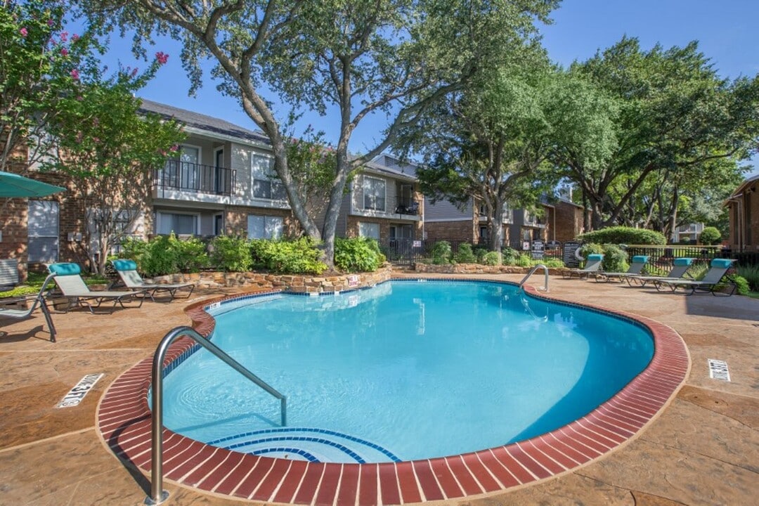 MIA Forest Oaks in Arlington, TX - Building Photo