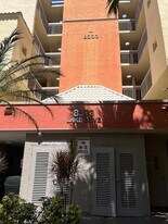 8333 Lake Dr in Doral, FL - Building Photo