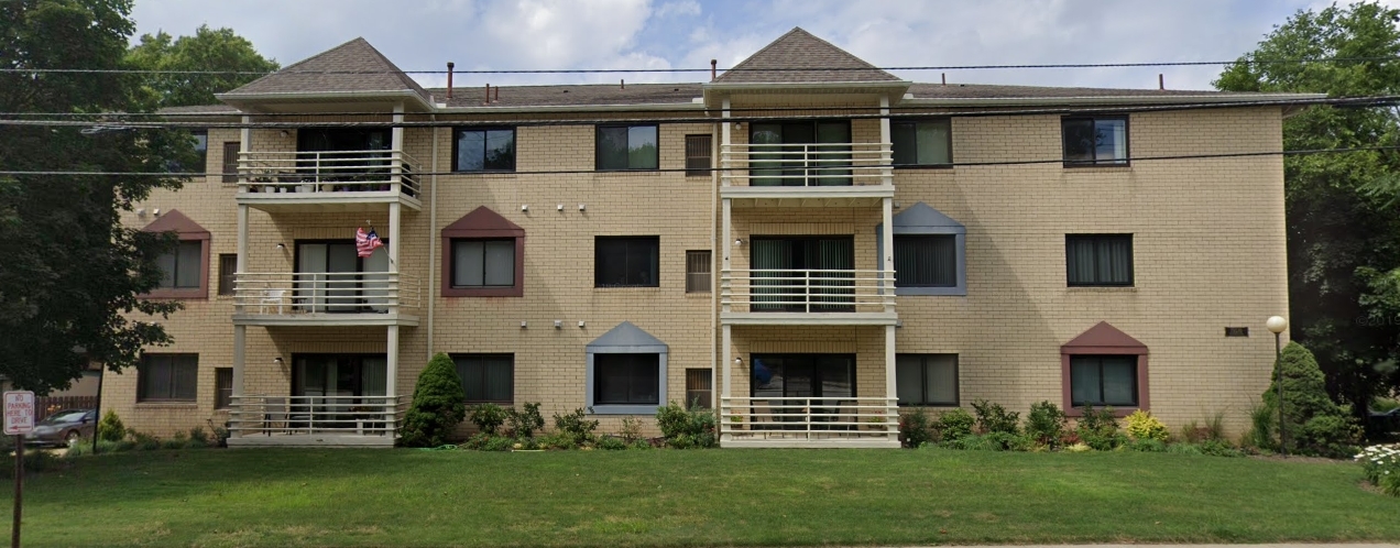 19465 Lorain Rd in Fairview Park, OH - Foto de edificio