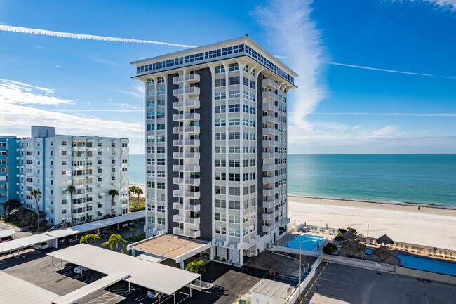 Club Redington in Redington Shores, FL - Foto de edificio - Building Photo
