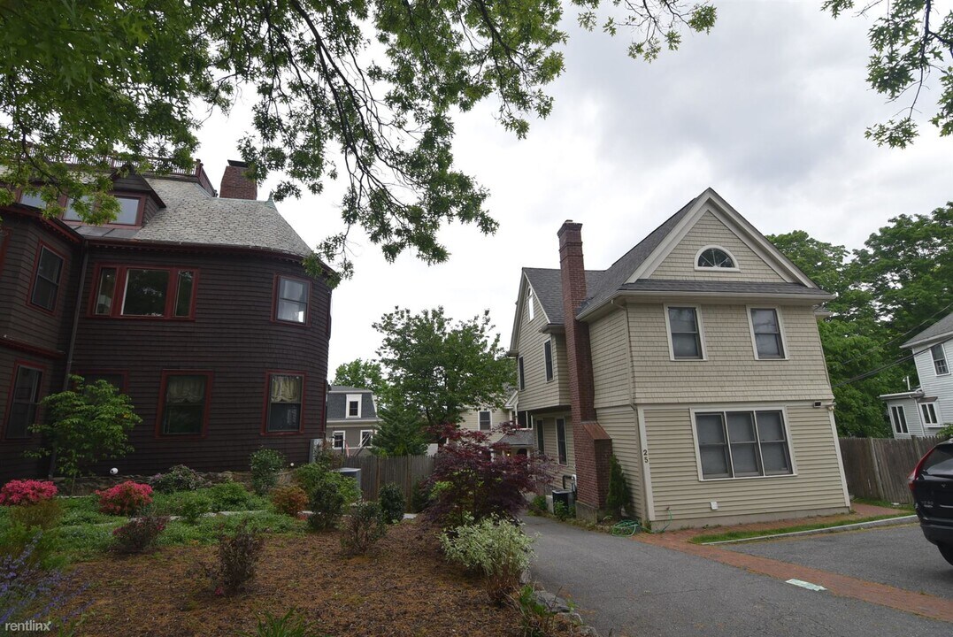 25 Winthrop Rd in Brookline, MA - Foto de edificio
