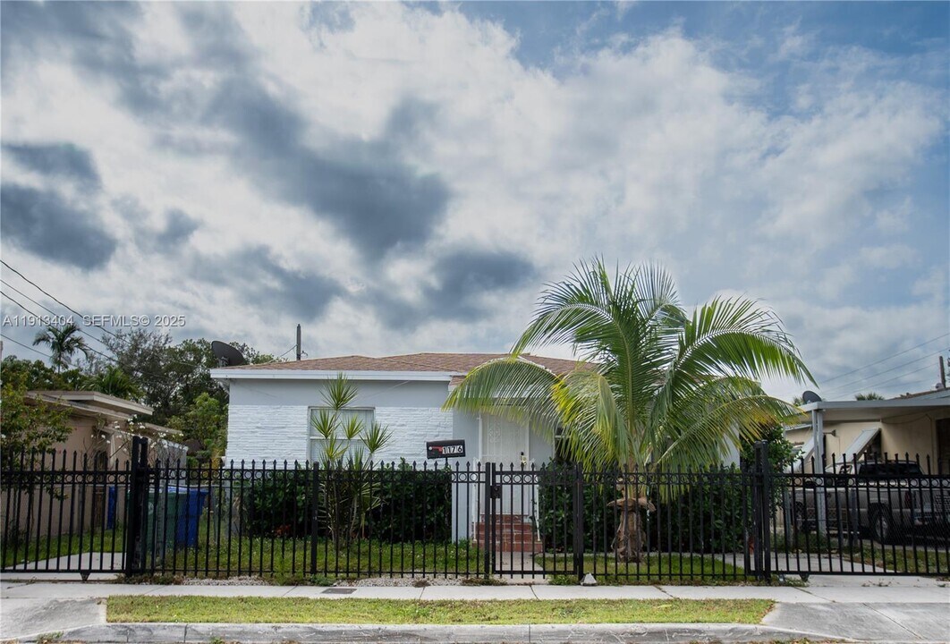 1176 NW 48th St in Miami, FL - Building Photo
