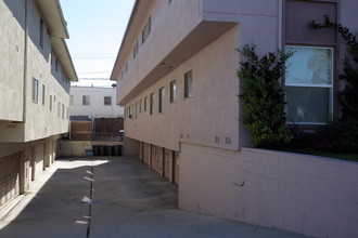 128 W Hillsdale St in Inglewood, CA - Building Photo - Building Photo