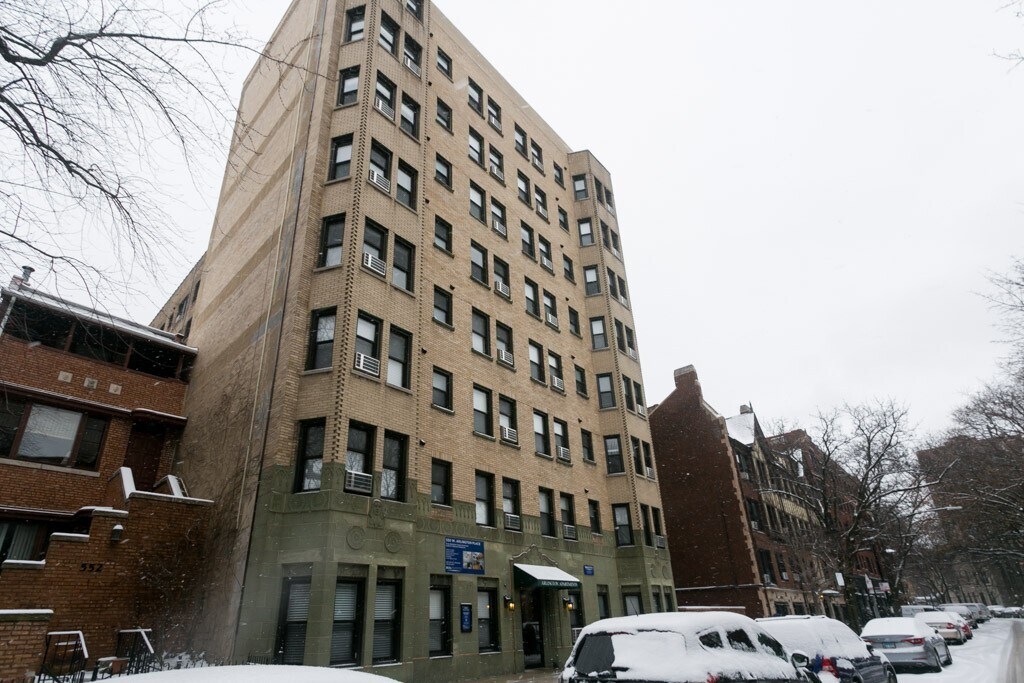 553 W Arlington Pl in Chicago, IL - Building Photo