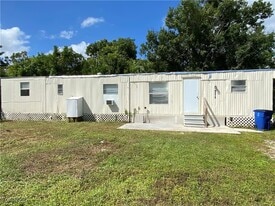 8376 Nault Rd in North Fort Myers, FL - Building Photo