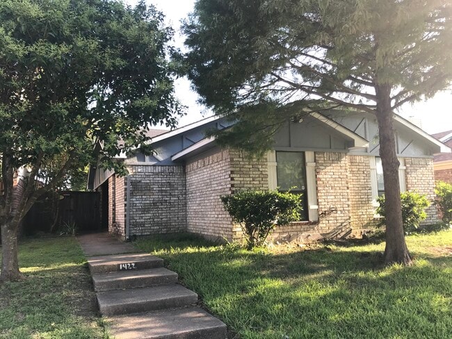 property at 1422 Smokehouse St