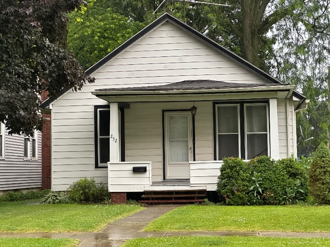 property at 252 S Oak St