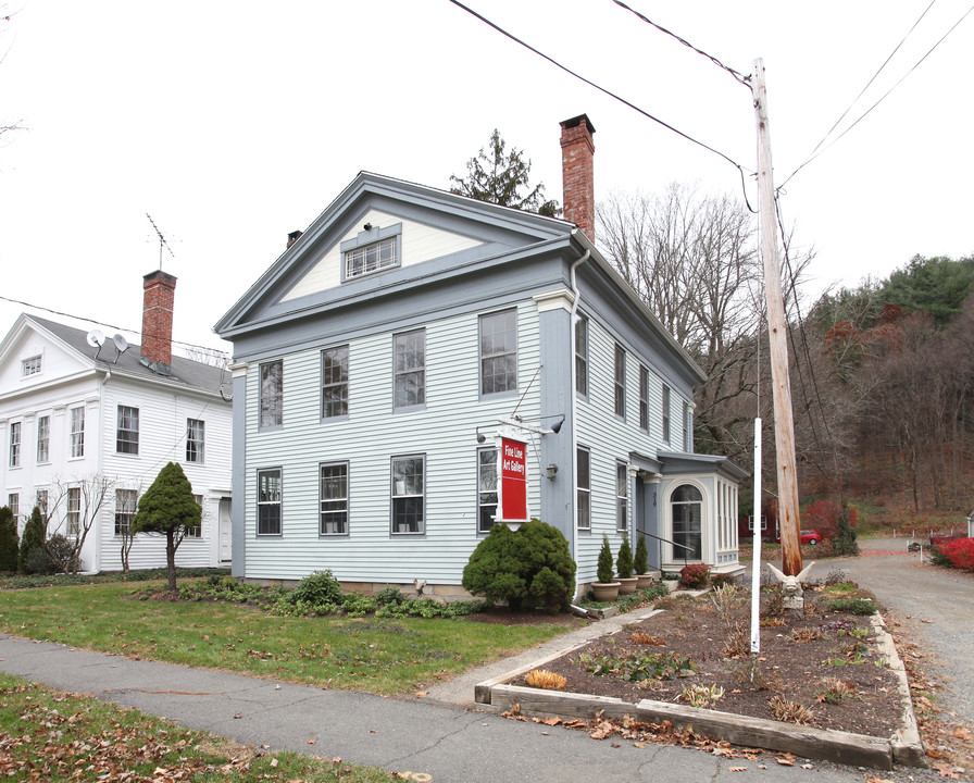 319 S Main St in Woodbury, CT - Building Photo