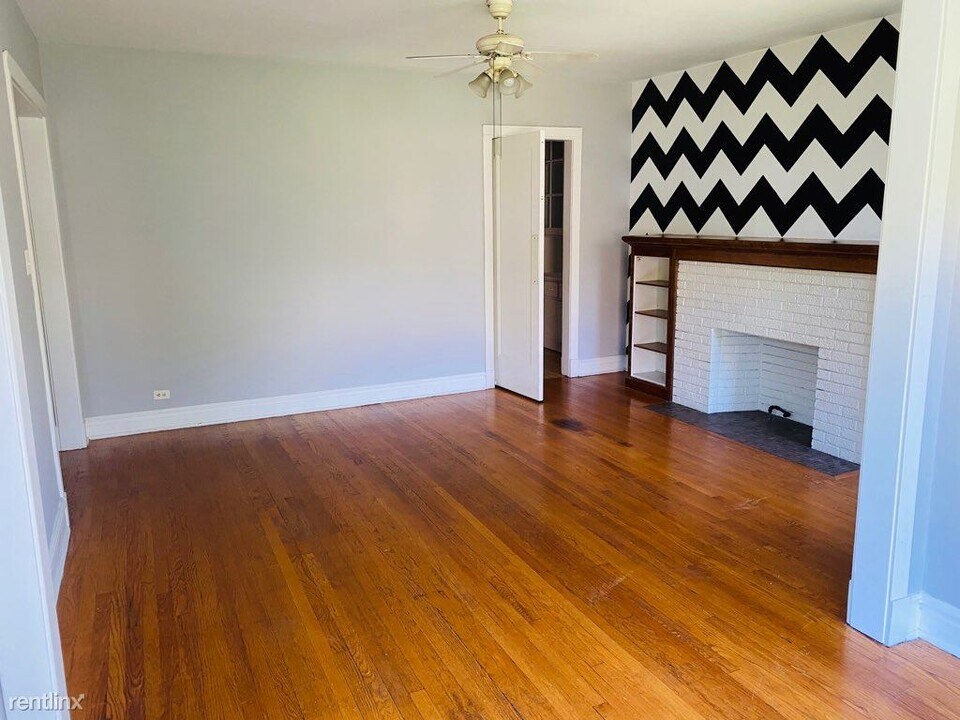 1903 W Argyle St-Unit -Apt 2 in Chicago, IL - Building Photo