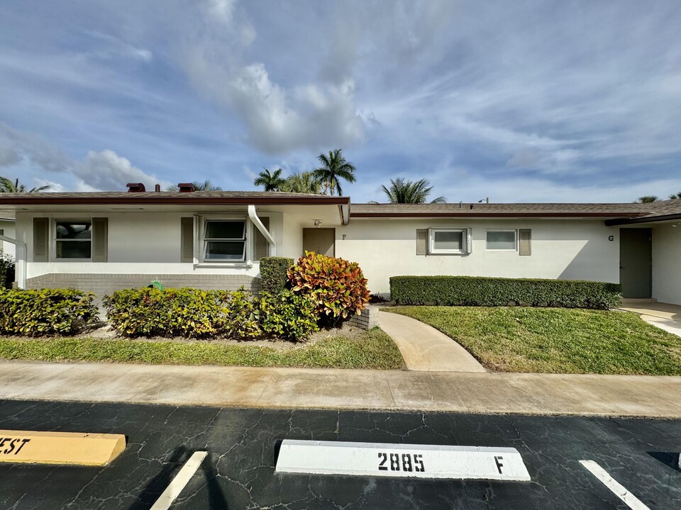 2885 Crosley Dr E in West Palm Beach, FL - Building Photo