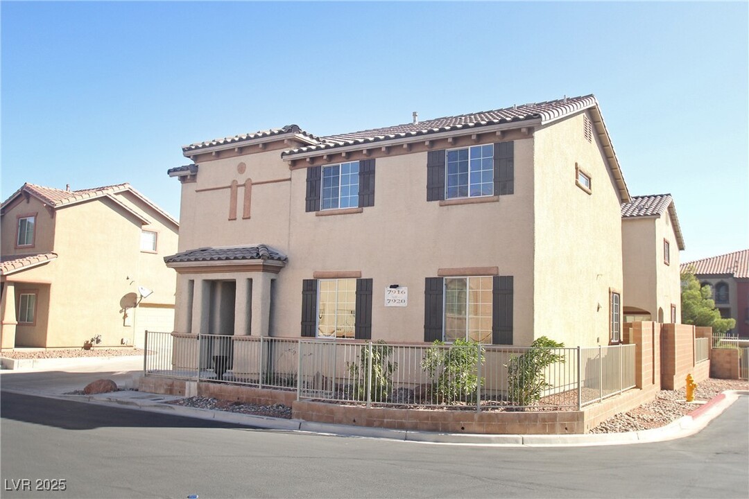 7916 Violet Dawn St in Las Vegas, NV - Building Photo