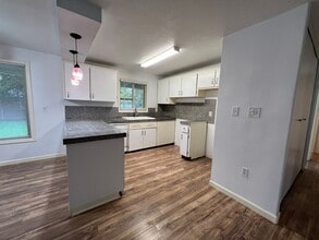 260 NE 19th St in Gresham, OR - Building Photo - Building Photo