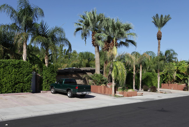 444 E Cottonwood Rd in Palm Springs, CA - Foto de edificio - Building Photo