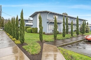 460-492 N Broadway St in Estacada, OR - Building Photo