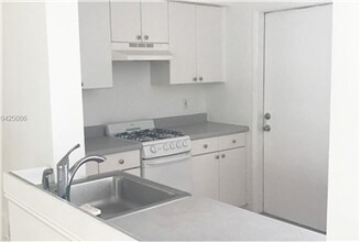 1561 West Ave-Unit -1 in Miami Beach, FL - Foto de edificio - Building Photo