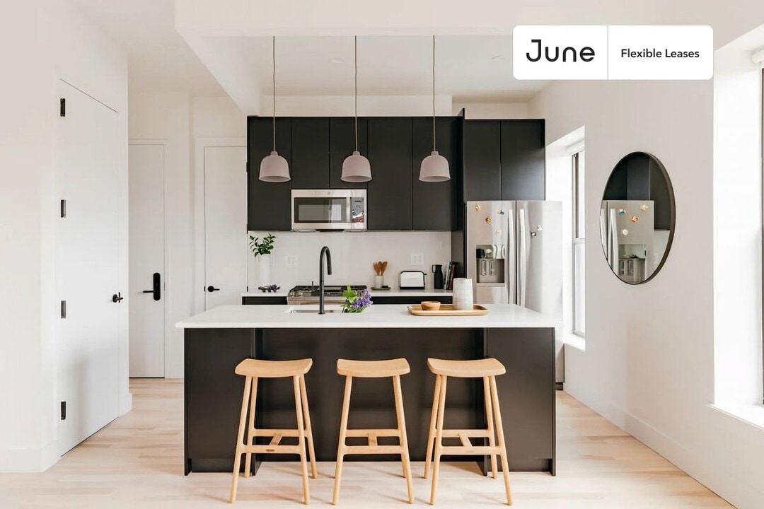 Modern ROOM at The Owens House, Unit 2 in Brooklyn, NY - Foto de edificio