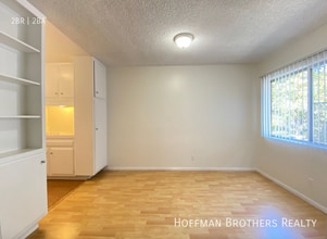 319 S Clark Dr in Los Angeles, CA - Building Photo - Building Photo