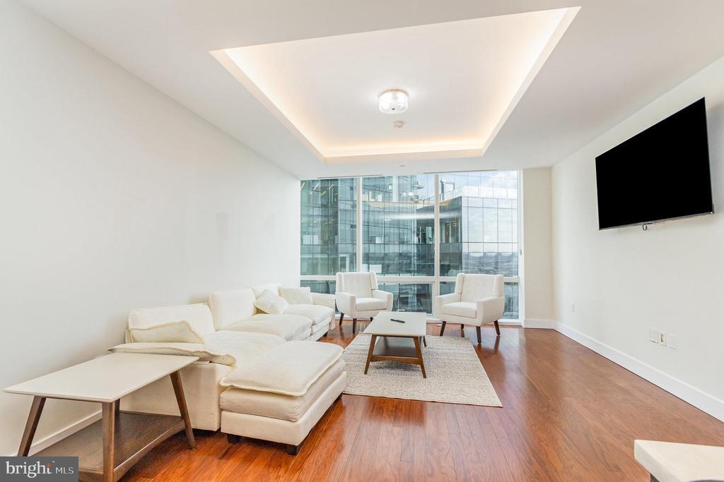 300 International Drive in Baltimore, MD - Building Photo