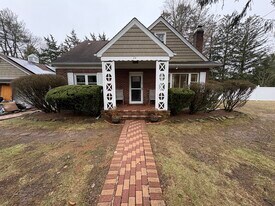 24 Ormond St in Dix Hills, NY - Building Photo