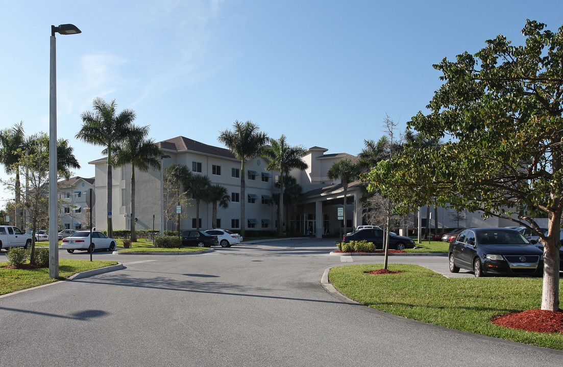 Villa Regina in West Palm Beach, FL - Building Photo