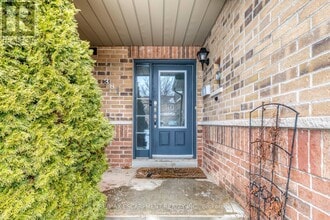 381 Kittridge Rd in Oakville, ON - Building Photo - Building Photo