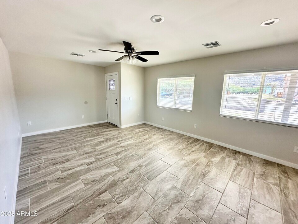 734 E Hazel Dr in Phoenix, AZ - Building Photo